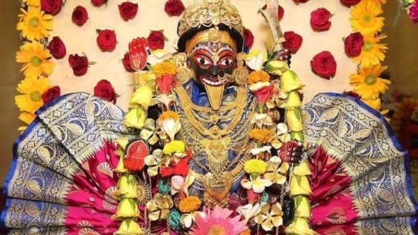 পশ্চিমমুখী এই মন্দিরে দেবী পূজিত হন বালিকা রূপে