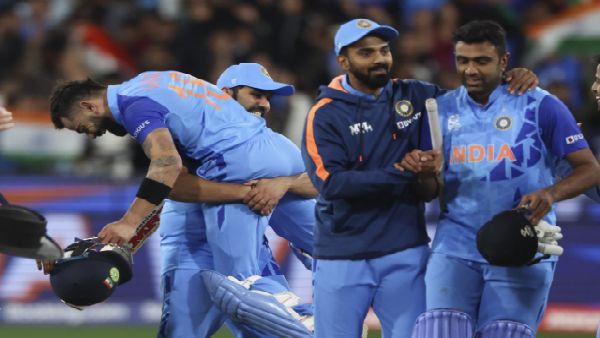 বিরাটের ইনিংস দেখতে দেরিতে বিমান ছাড়লেন পাইলট! অভূতপূর্ব অভিজ্ঞতা বলিউড অভিনেতার