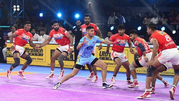 প্রো কবাডি লিগে জয় পেল বেঙ্গালুরু বুলস এবং গুজরাত জায়ান্টস