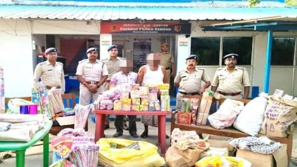 গ্রামে নিষিদ্ধ বাজি, অভিযান চালিয়ে শব্দবাজি বাজেয়াপ্ত করল পুলিশ