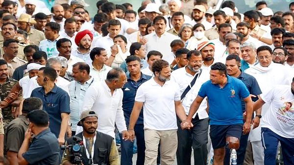 শতাধিক কংগ্রেস কর্মীর সঙ্গে দাঁড়িয়েই মুলায়ম সিং যাদবকে শ্রদ্ধা রাহুলের! ভাইরাল ভিডিও