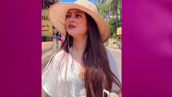 সৈকতের পাশে, নির্জন জায়গায় একাকী কোথায় ঘুরে বেড়াচ্ছেন রুকমা
