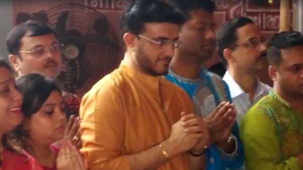 পাড়ায় পাড়ায় শুরু সন্ধিপুজোর প্রস্তুতি, বেলুড় মঠে কুমারী পুজো, বড়িশা প্লেয়ার্স কর্নারে পুষ্পাঞ্জলি মহারাজের