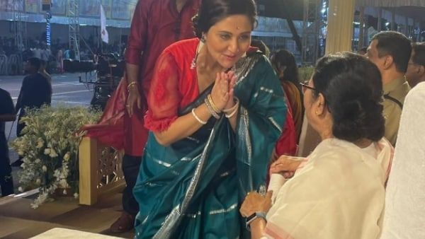 কার্নিভালে মুখ্যমন্ত্রীর থেকে চকোলেট নেওয়া নিয়ে ট্রোল!‌ মোক্ষম জবাব ছুঁড়ে দিলেন স্বস্তিকা মুখোপাধ্যায়