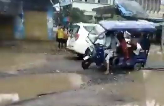 বেহাল রাস্তা, পুলিশের কনভয়কে রাস্তা ছাড়তে গিয়ে উলটে গেল যাত্রী ভরতি টোটো