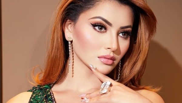 ইরানের হিজাব বিরোধী আন্দোলনে সামিল মেয়েদের পাশে উর্বশী, কেটে ফেললেন চুল