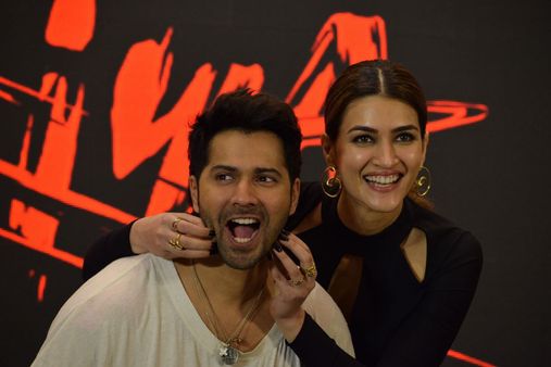 ট্রামে করে ঘুরলেন শহর, দেখা করলেন বুম্বা দার সঙ্গে, ‌‘‌ভেড়িয়া’‌র প্রচারে শহর কাঁপালেন বরুণ–কৃতী