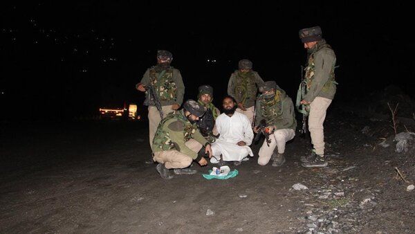 জম্মু ও কাশ্মীরে গ্রেফতার আলকায়দা অপারেটর! হাওড়ার বাসিন্দার থেকে উদ্ধার চিনে তৈরি হ্যান্ড গ্রেনেড