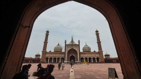 জামা মসজিদে ‘অনৈতিক কাজ’ করার অভিযোগ! একা মহিলাদের প্রবেশ নিষিদ্ধ করল কর্তৃপক্ষ