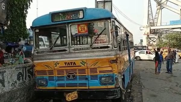 কলকাতা থেকে হাওড়াগামী বাস নিয়ন্ত্রণ হারাল ব্রিজের উপর! মর্মান্তিক মৃত্যু দুজনের