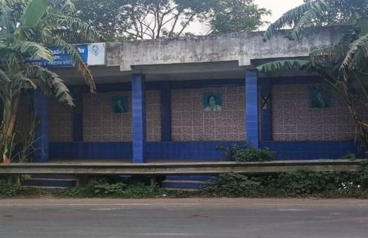 যাত্রী প্রতীক্ষালয়ের সামনে ব্যারিকেড, সমস্যায় যাত্রীরা