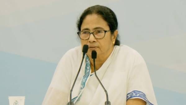 গর্ভবতীদের রেফার নিয়ে চরম ক্ষুব্ধ মুখ্যমন্ত্রী! চাদর মুড়ি দিয়ে নেগলিজেন্স ধরার নির্দেশ