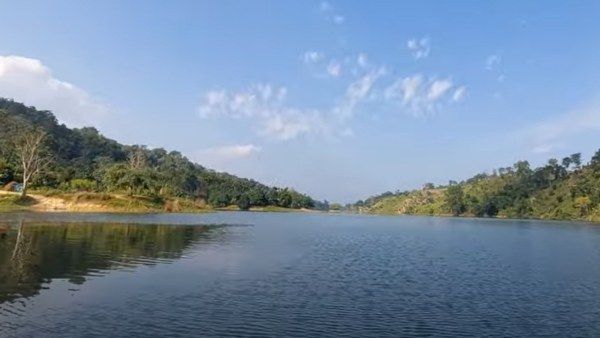 জানেন শিবের ডমরুর মত হ্রদ কোথায় আছে? আসতে হবে দুই বঙ্গের সীমান্তে গোমতী নদীর উৎস্যস্থলে