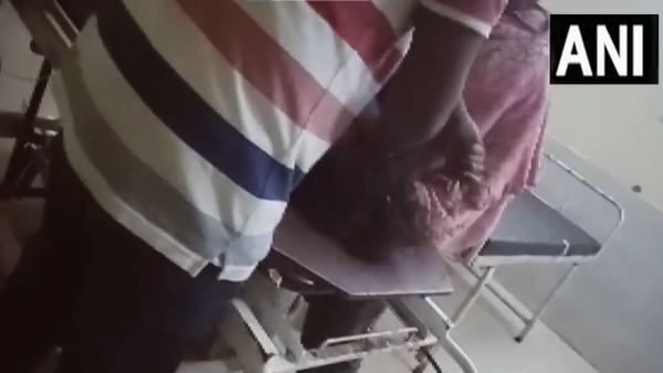 ছত্তিশগড়ের হাসপাতালে রোগিনীকে মারধর মাতাল চিকিৎসকের, ভিডিও ভাইরাল