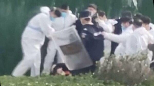 ফক্সকনের বৃহত্তম আইফোন ফ্যাক্টরিতে শ্রমিক বিক্ষোভে হিংসা! চিনের ঝেংঝাউতে শুরু ধরপাকড়