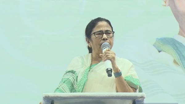 ১০০ দিনের টাকা ফিরিয়ে দাও, নইলে গদি ছেড়ে দাও! পঞ্চায়েতের আগে মমতার মুখে নয়া স্লোগান
