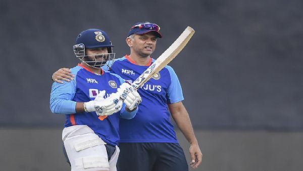 অস্ট্রেলিয়ার বিরুদ্ধে টেস্টে ঋষভ পন্থের যোগ্য বিকল্প কে? যুক্তি মেলে ধরে জানালেন আজহার