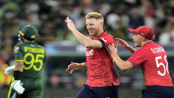 টি ২০ বিশ্বকাপ চ্যাম্পিয়ন ইংল্যান্ড, পাকিস্তানের বোলারদের দাপট রুখে নায়ক স্টোকস