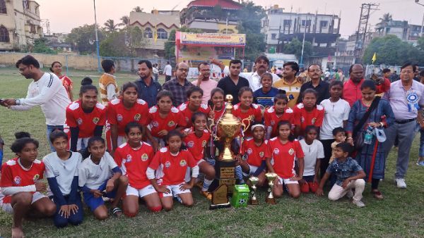 উত্তর দিনাজপুরে মহিলা ফুটবল লিগে ব্যাপক সাড়া, ফুটবলারদের উৎসাহিত করলেন দীপক