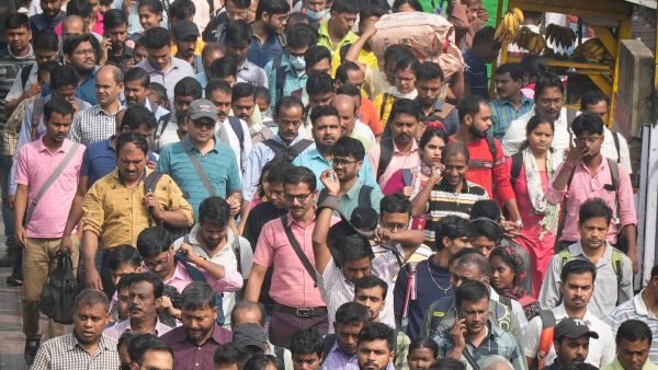 রাজকোষের ওপরে আর্থিক বোঝা কমাতে নানা পদক্ষেপ! জনসংখ্যা নিয়ন্ত্রণের আজব সূত্র পাকিস্তানের প্রতিরক্ষামন্ত্রীর