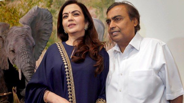 গাড়ি থামিয়ে নীতাকে বিয়ের প্রস্তাব দিয়েছিলেন মুকেশ, কীভাবে তাঁদের প্রেম-পরিণয় হল জানুন