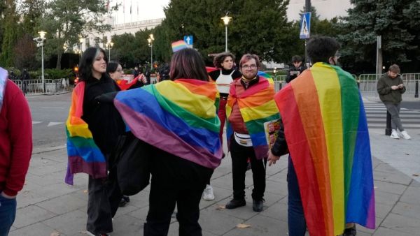 কাতারে রামধনু পোশাক পরে বিতর্কে মার্কিন সাংবাদিক, দেশের সমকামী সংক্রান্ত আইনে শিউরে উঠছেন বিশ্ববাসী