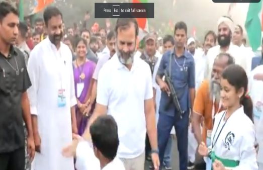ভারত জোড়ো যাত্রা, রাস্তায় নেমে ক্যারাটে শেখালেন রাহুল গান্ধী