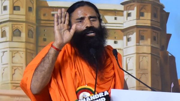 বিনা পোশাকেও মহিলাদের সুন্দর লাগে, বিতর্কিত মন্তব্য বাবা রামদেব বাবার