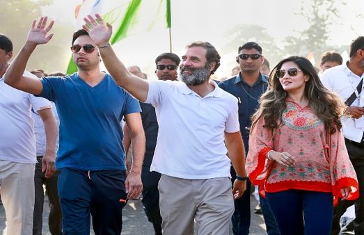 ভারত জোড়ো যাত্রায় বলিউডি গ্ল্যমারের ছোঁয়া, রাহুলের সঙ্গে পা মেলালেন রিয়া সেন