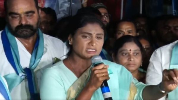 তেলেঙ্গানা মুখ্যমন্ত্রীর বাসভবন ঘেরাও, অন্ধ্রপ্রদেশের মুখ্যমন্ত্রীর বোন ওয়াইএস শর্মিলা গ্রেফতার