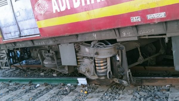 বড় দুর্ঘটনা শিয়ালদহ স্টেশনে, লাইনচ্যূত হয়ে দুই লোকাল ট্রেনের সংঘর্ষ, চালকের তৎপরতায় রক্ষা