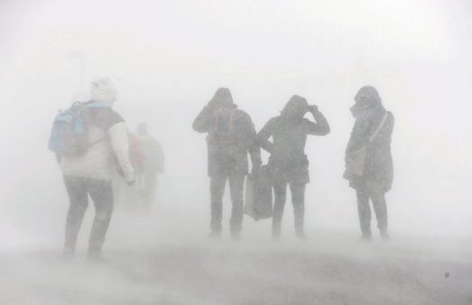 তুষার ঝড়ে ঢেকেছে আমেরিকা, ৬ ফুট পুরু বরফে ঢেকেছে শহর