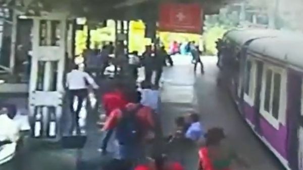ভিড়ে ঢাসা লোকাল ট্রেনে থেকে পড়ে যাওয়া মা ও শিশুকে বাঁচালেন আরপিএফের জওয়ান, ভাইরাল ভিডিও