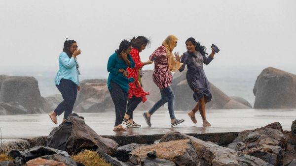 শক্তি বাড়াচ্ছে cyclonic Mandous: সবথেকে বড় আপডেটগুলি মিস করেননি তো?
