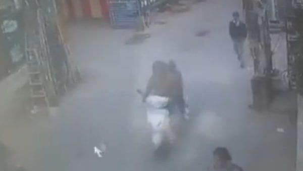 Acid Attack: প্রশ্নের মুখে নারী সুরক্ষা! প্রকাশ্য রাস্তায় ছাত্রীর উপর অ্যাসিডে হামলা দুই যুবকের