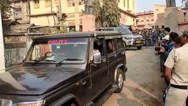 Anubrata Mondal: এসি গাড়ি থেকে নামলেন না কেষ্ট, ডাক্তার-নার্স বেরিয়ে করলেন স্বাস্থ্য পরীক্ষা