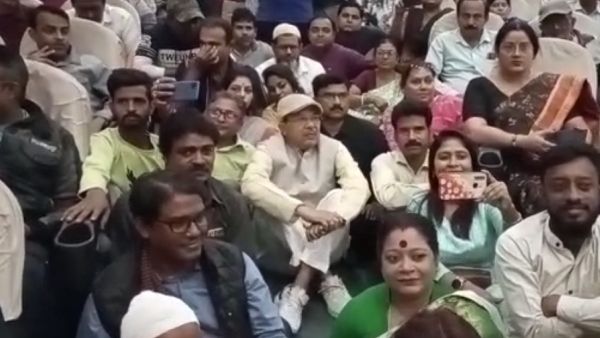 কর্মীদের সঙ্গে মাটিতে বসে মন্ত্রী অরূপ রায়! দিলেন ‘মানুষের নেতা’ হওয়ার শিক্ষা