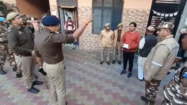 UP byelection: মুসলিম ভোটারদের পরিচয় পত্র পরীক্ষা! পুলিশের কাজ বিজেপির এজেন্টদের মতো, নিশানা এসপির