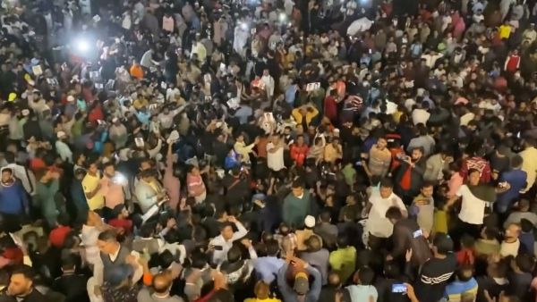 হাসিনার পদত্যাগ দাবি, সরকার-বিরোধী বিক্ষোভ-অবস্থানে উত্তাল রাজধানী ঢাকা