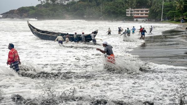 Cyclone Mandous: ঘূর্ণিঝড় মান্দোস ধেয়ে আসছে, প্রমাদ গুনছে তামিলনাড়ু, ১৩ জেলায় ইতিমধ্যে জারি লাল সতর্কতা
