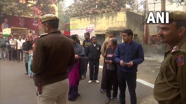 Delhi MCD Election: সংযুক্তির পর প্রথম বড় নির্বাচনে ভোটগ্রহণ! বিজেপি-কংগ্রেস-আপের ত্রিমুখী প্রতিদ্বন্দ্বিতা