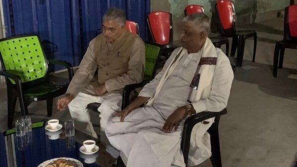 কংগ্রেসের আবদুল মান্নানকে ‘গুরু’ মানলেন বিজেপির দিলীপ ঘোষ! ‘সৌজন্য’ রাজ্য রাজনীতিতে