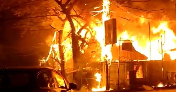 সল্টলেকে FD ব্লকে বিধ্বংসী অগ্নিকাণ্ড, আহত ২ দমকলকর্মী, পুড়ে খাক বাজারের একাধিক দোকান