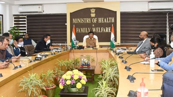 বাইরে মাস্ক পরুন, বুস্টার ডোজ নিয়ে নিন, স্বাস্থ্যমন্ত্রীর সঙ্গে রিভিউ বৈঠকের পর বার্তা নীতি আয়োগ কর্তার