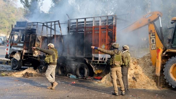 ট্রাক আটকাতেই গুলিবর্ষণ! বড়সড় জঙ্গিহানার ছক বানচাল, এনকাউন্টারে খতম সন্ত্রাসীরা