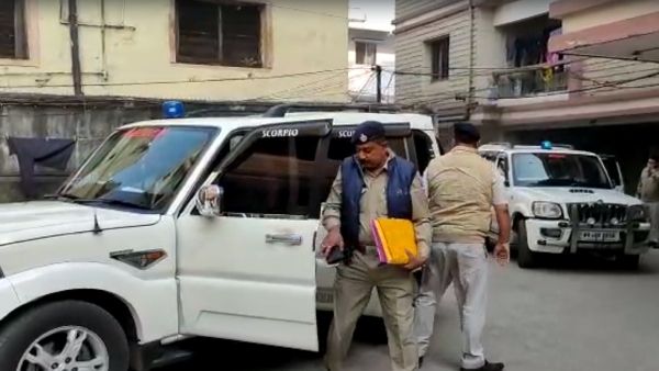 আসানসোল কাণ্ডে তৎপরতা, জিতেন্দ্র তিওয়ারির বাড়িতে পৌঁছে গেল পুলিশ