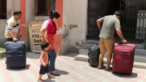 ফের নিশানায় কাশ্মীরের পণ্ডিতরা! ৫০ ওপরে নাম প্রকাশ করে হুঁশিয়ারি জঙ্গিদের