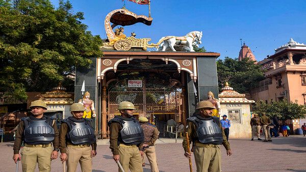 Mathura Hanuman Chalisa : মসজিদে হনুমান চালিশা পাঠের ডাক! মথুরায় নিরাপত্তা জোরদার, আটক কমপক্ষে ২২