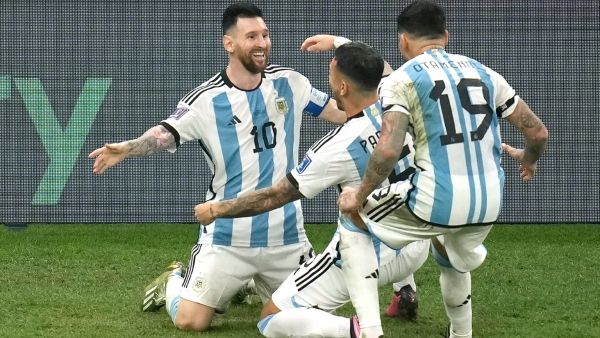 মেসিকে ২০২৬ বিশ্বকাপ পর্যন্ত খেলার জন্য জোর করছেন আর্জেন্টিনার সতীর্থরা