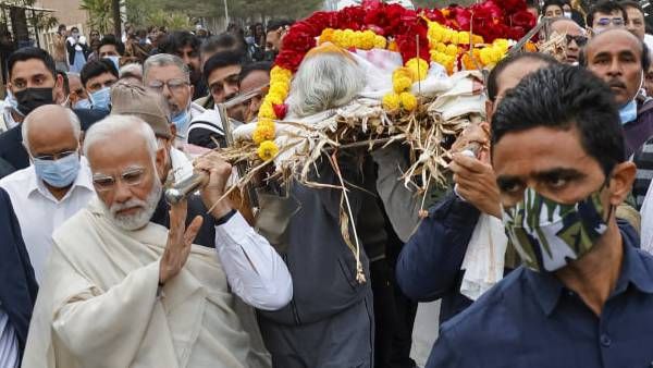 মায়ের শেষ যাত্রায় কাঁধ দিলেন প্রধানমন্ত্রী, জেনে নিন কে ছিলেন হীরাবেন মোদী
